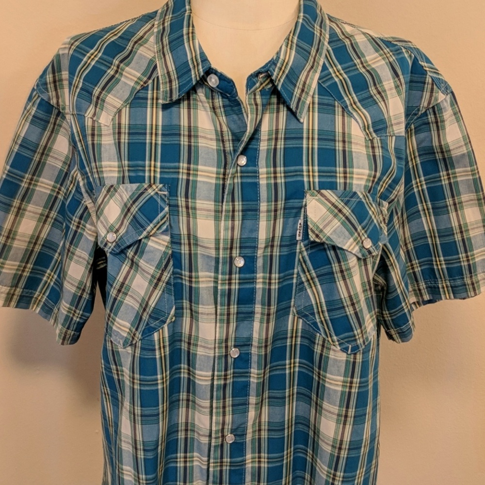 Levi's plaid short sleeve shirt.